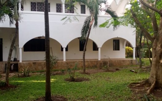 For sale 8 bedrooms house in Casuarina Malindi.